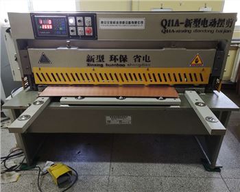 電動(dòng)擺式剪板機(jī)